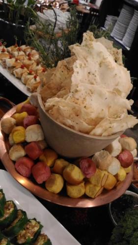 mesa de paes coloridos